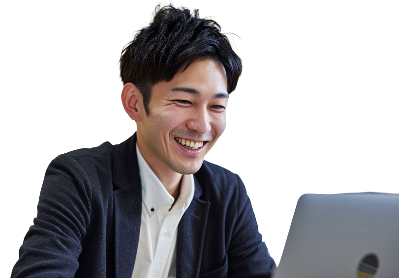 パソコンに向かって笑顔で作業する男性