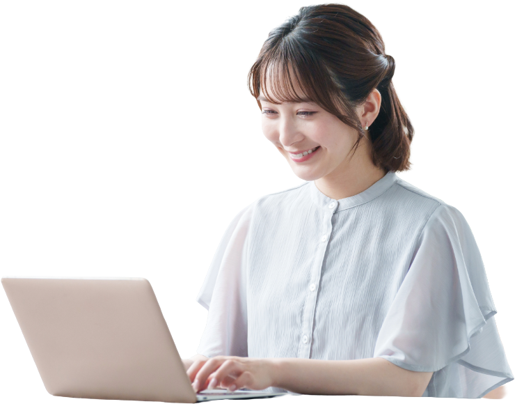パソコンに向かって笑顔で作業する女性